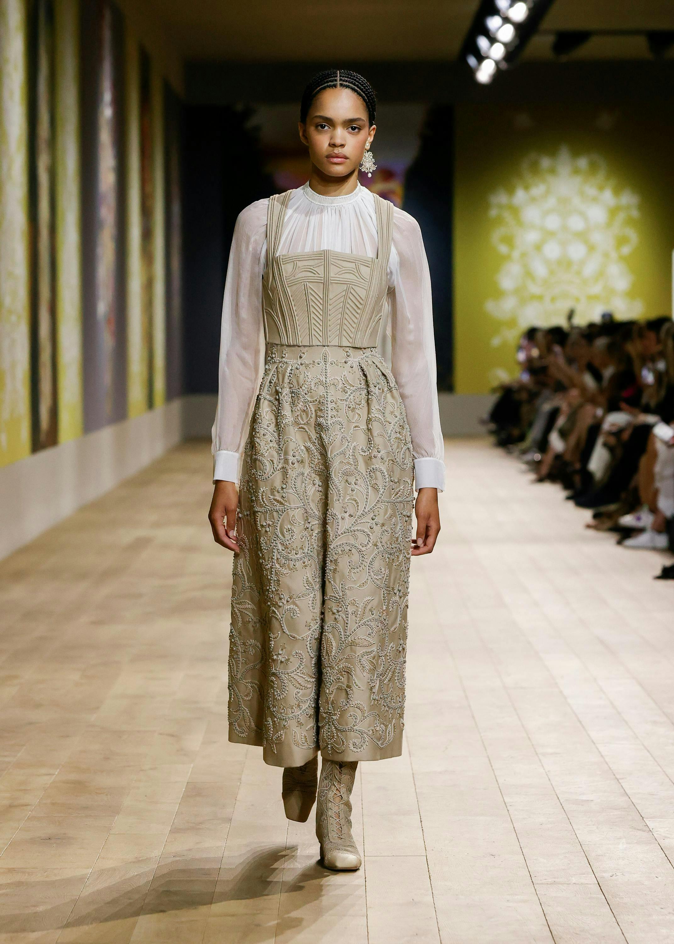 Người mẫu cho Dior trong một chiếc váy màu rám nắng.