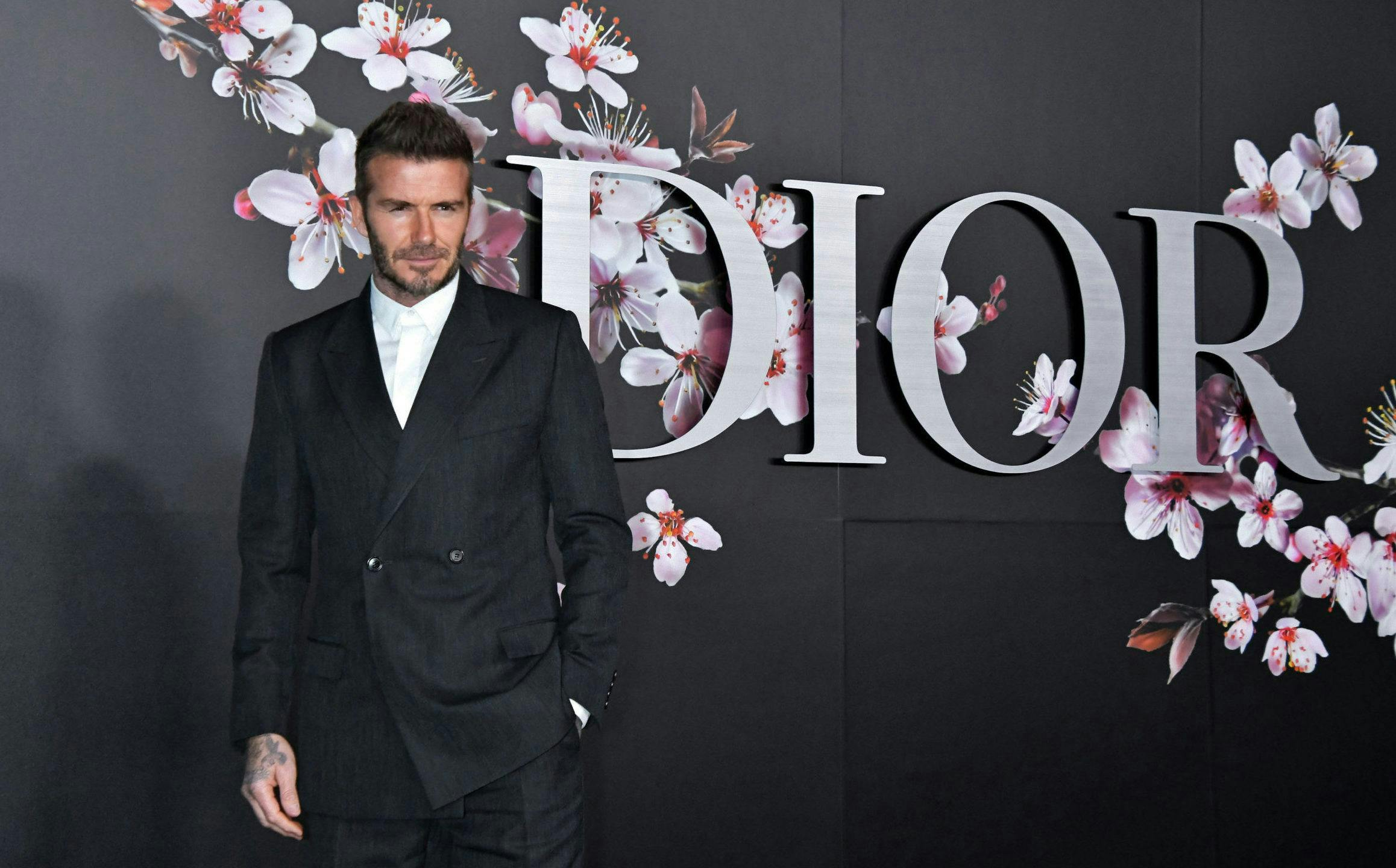 Beckham có 74,1 triệu người theo dõi trên Instagram và Dior Anh vẫn đang có mối quan hệ hợp tác tốt với anh. Bài đăng của anh về đám cưới của con trai Brooklyn hồi tháng 4/2022 tạo được sức ảnh hưởng lớn.