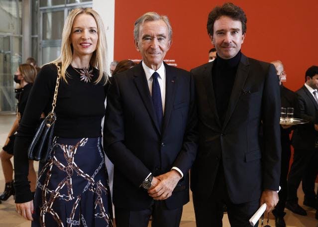 Ông Bernard Arnault (đứng giữa) cùng con gái Delphine Arnault, Giám đốc và Phó Chủ tịch điều hành của Louis Vuitton và con trai Antoine Arnault, Giám đốc truyền thông của Louis Vuitton